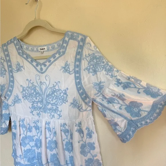 Kindred shirt Women's Medium White Blue Embroidered Blouse Boho Mexican floral - Picture 5 of 12